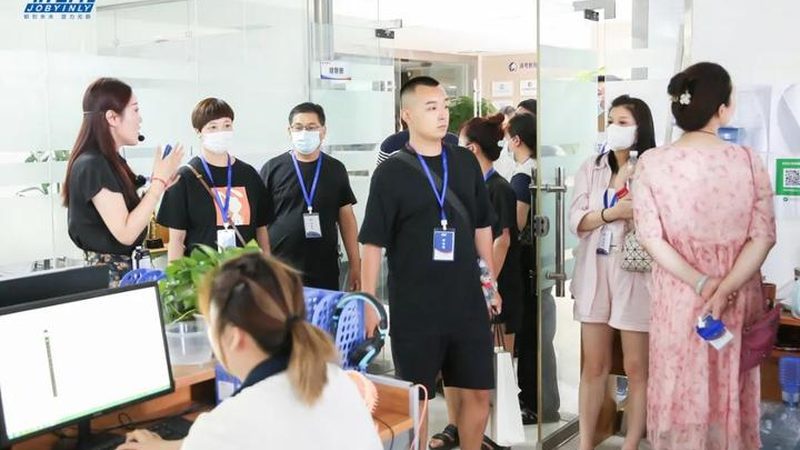相较于通用型编程课程，定制课程更能满足不同孩子的需求。以下是一些定制课程的优势：